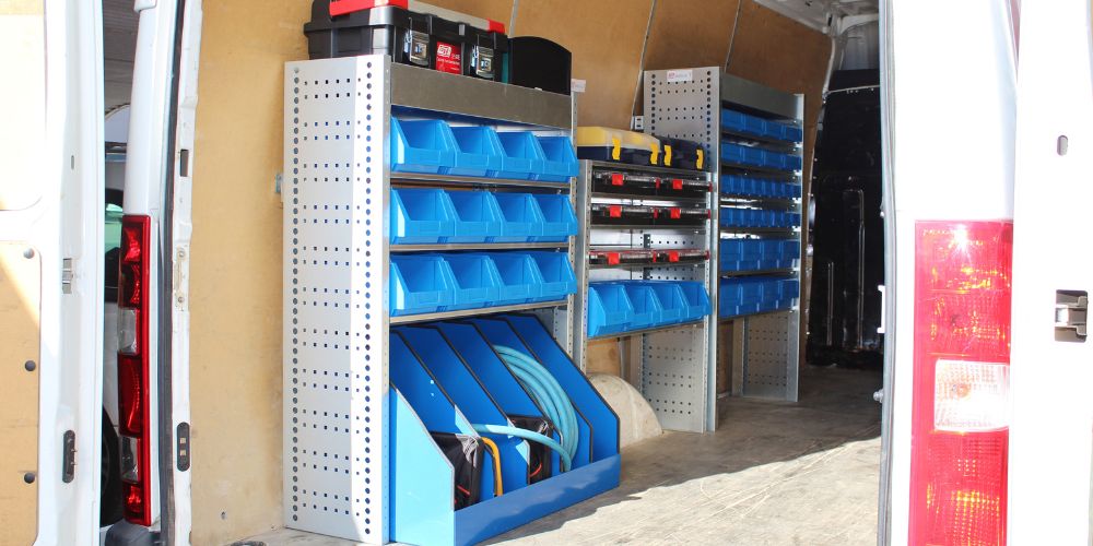 Accesorios metálicos para organización de herramientas en vehículos industriales