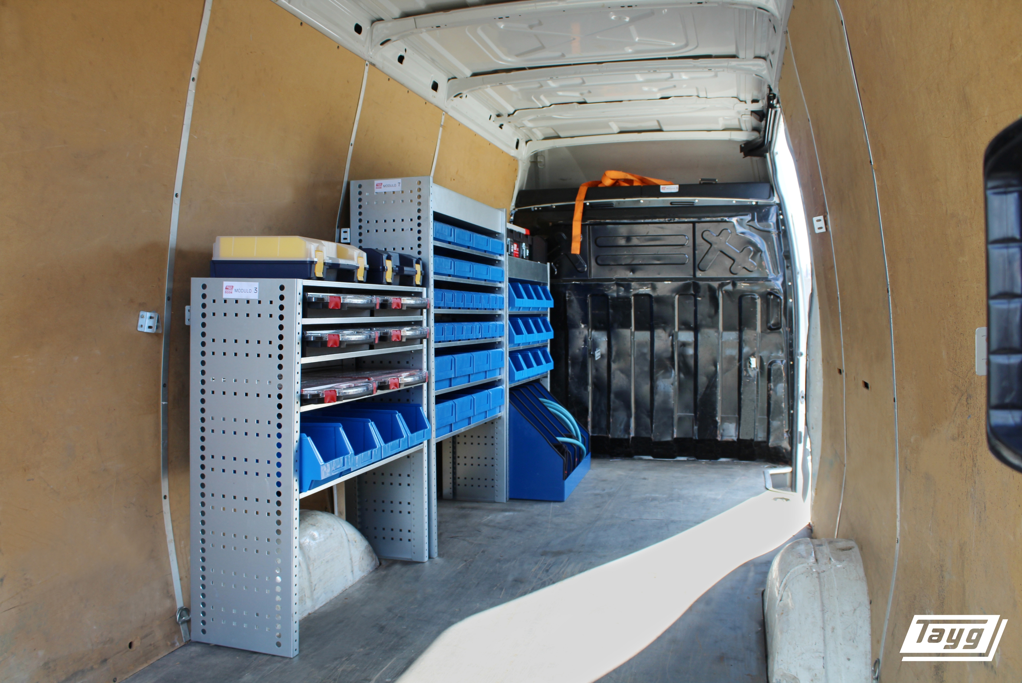 Módulo 1 de estanterías metálicas Tayg instalado en furgoneta industrial
